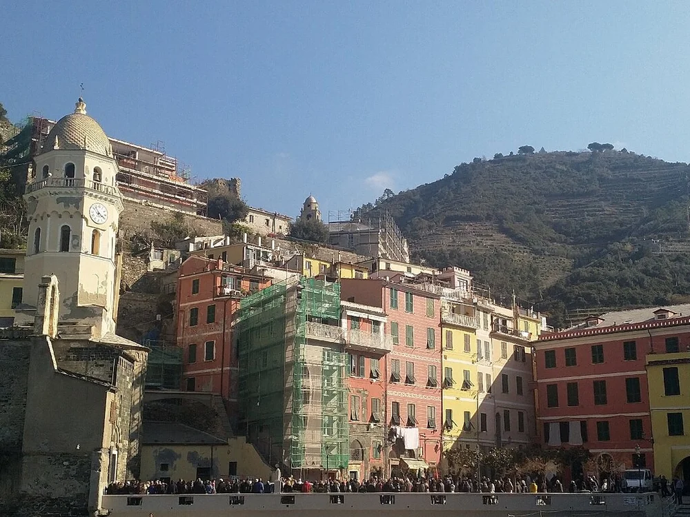 Der Hafenplatz von Vernazza mit Kirchturm und bunten Häusern